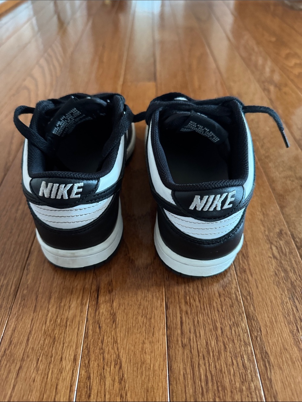 🎉Nike- Black and White Low-Top Sneakers(Size 3.5)🎉 - Picture 3 of 5